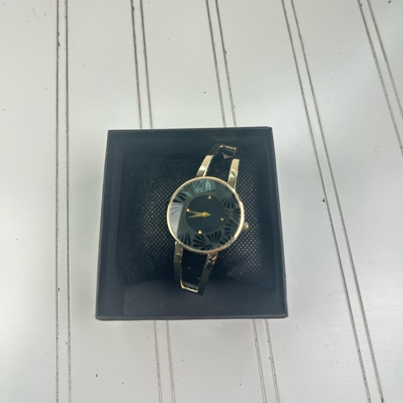 Vintage Gold Tone Womenโs Watch โ Black Dial with Decorative Roman Numerals - Picture 2 of 6